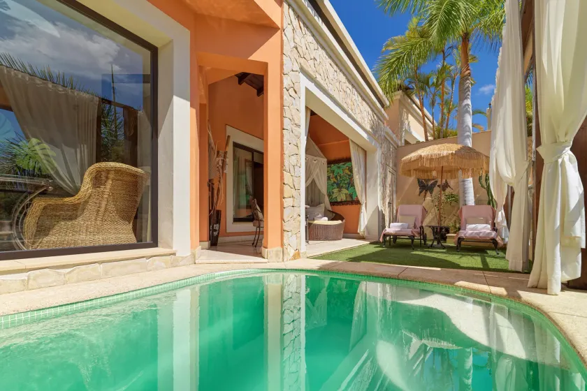 Royal Garden Villas, Luxury Hotel - Image 1