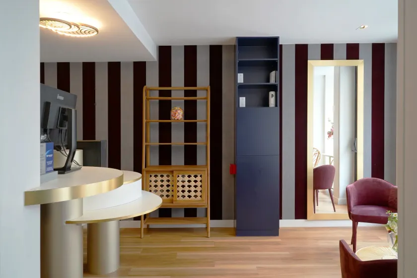 Comfort Hotel Saint Pierre Paris - Image 1