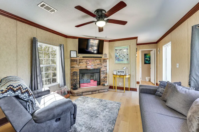 < 1 Mi From Suwannee River, Hideaway w/ Lanai - Image 1