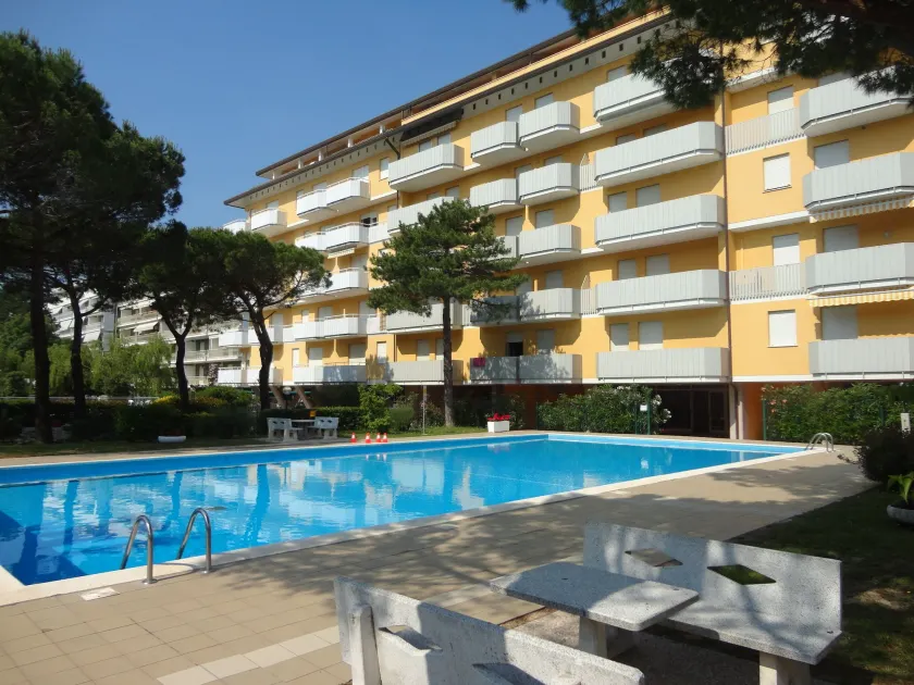 Cozy apartment with pool - Image 1