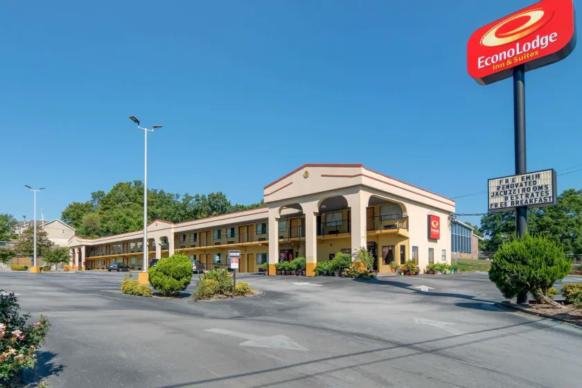 Econo Lodge Inn & Suites - Image 1