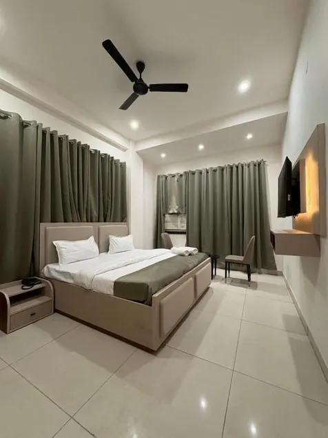 Shft-In Hotel - Camera