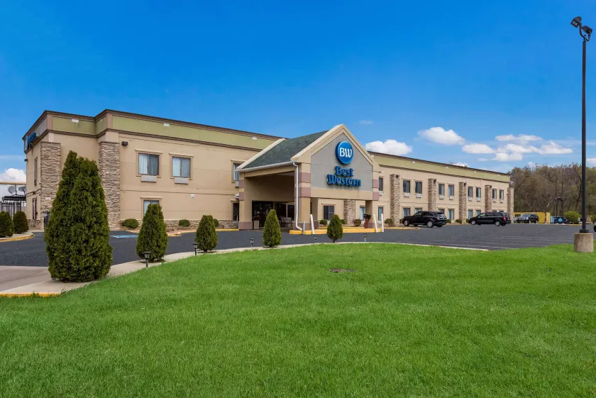 Best Western Crossroads Inn - Image 1