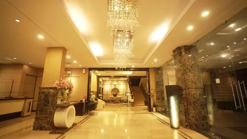 Hotel Pal Heights - Image 1