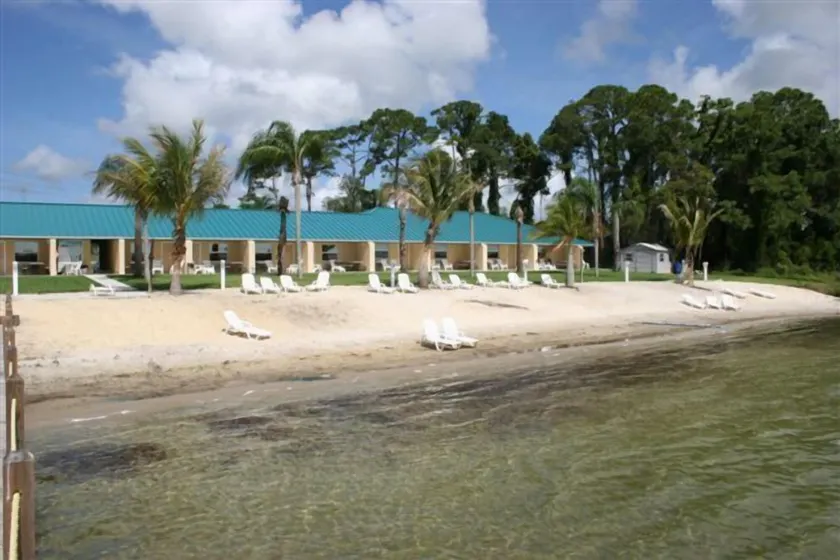 Lake Grassy Inn & Suites - Image 1