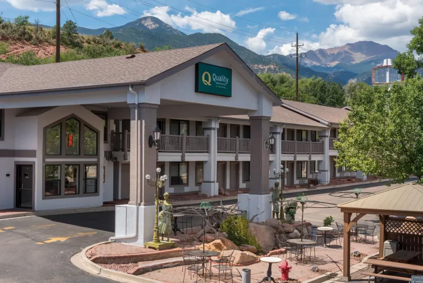 Quality Inn & Suites Manitou Springs at Pikes Peak - Image 1
