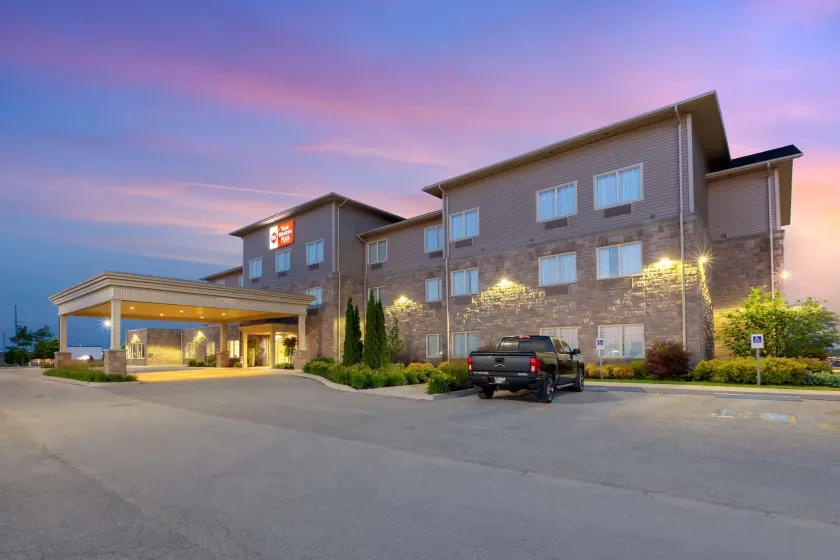 Best Western Plus Walkerton Hotel & Conference Centre - Image 1