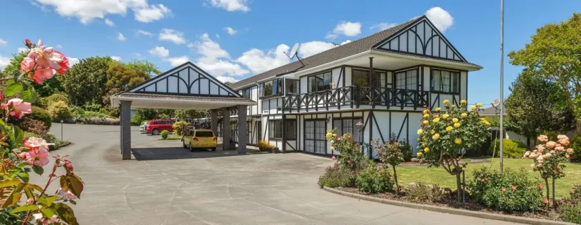 Kingswood Manor Motel - Image 1