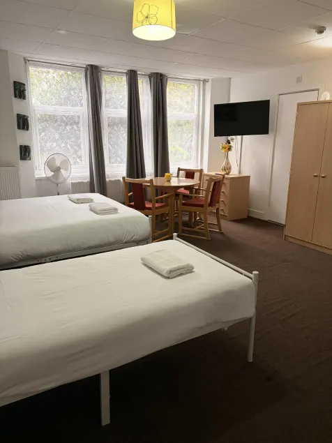Ground Floor Studio Apartment in Gosport, Free Private Parking - Image 1