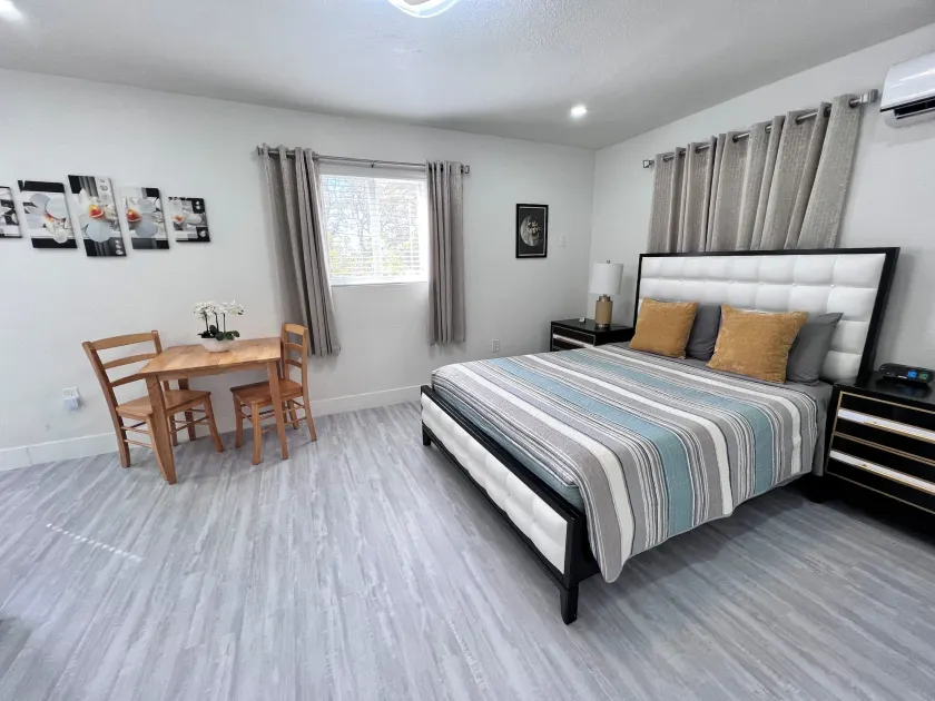 Stylish 2 Bedrooms Apartment by Miami Airport - Image 1