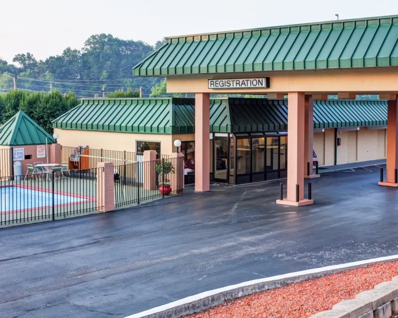 Econo Lodge Rocky Top - Image 1