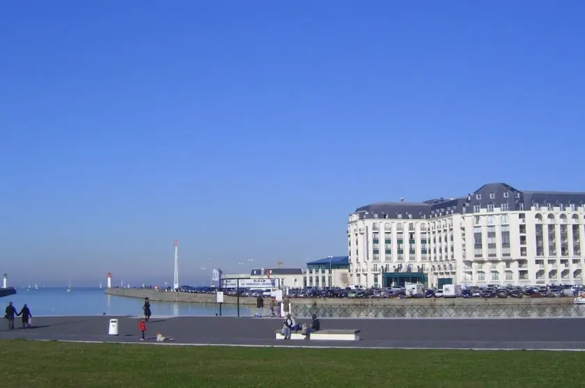Beach Hotel - Image 1