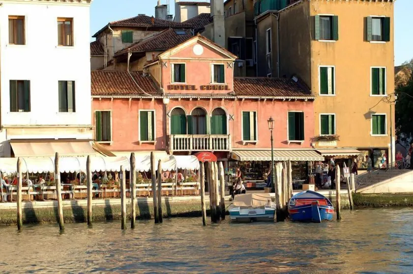 Hotel Canal - Image 1