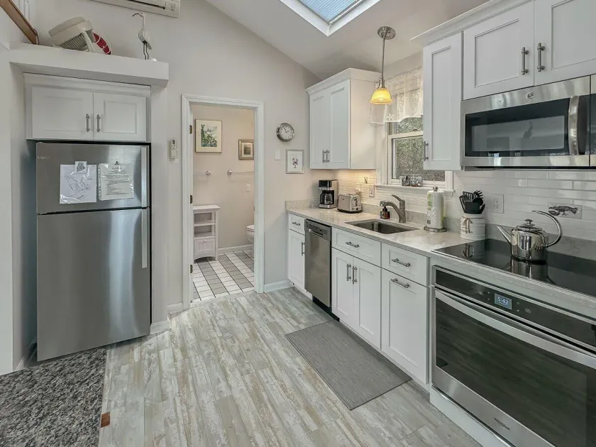 Perkins Cove Gem - Image 1