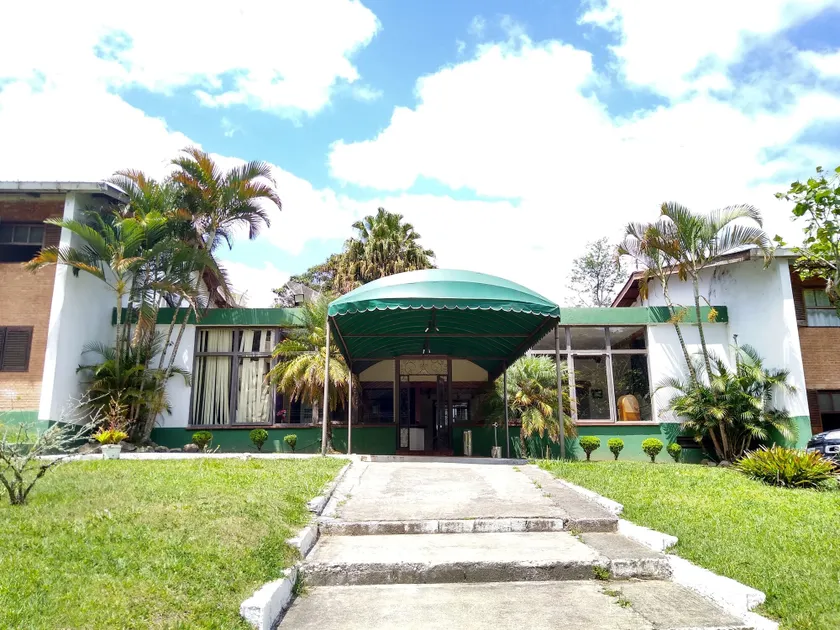 OYO Del Verde Hotel - Image 1