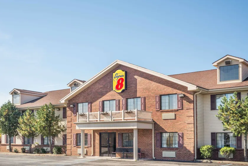 Super 8 by Wyndham Madison IN - Image 1