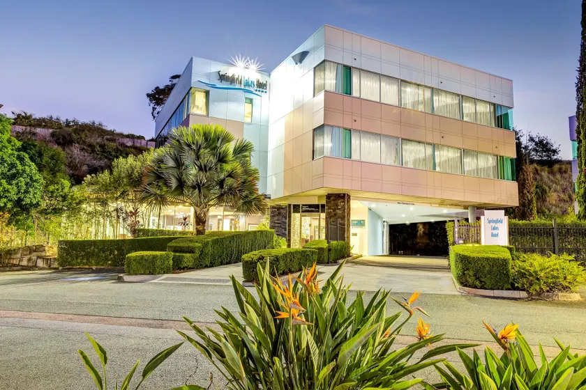 Springfield Lakes Boutique Hotel - Image 1