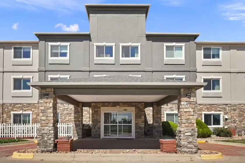 Baymont by Wyndham Henderson-Northeast Denver - Image 1