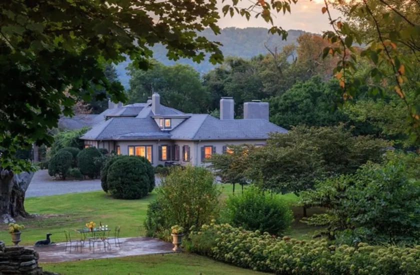 Glen Gordon Manor - Image 1