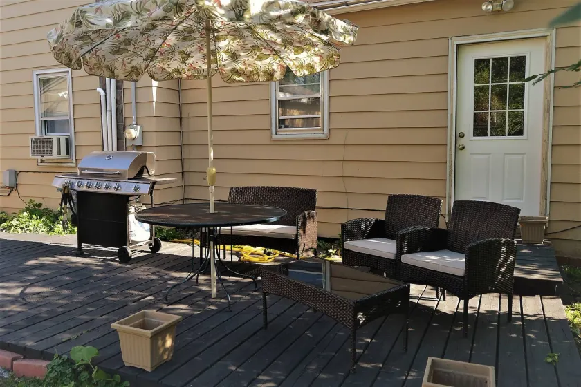 The Bungalow An Inviting Retreat with a Spacious Backyard for BBQs - Image 1