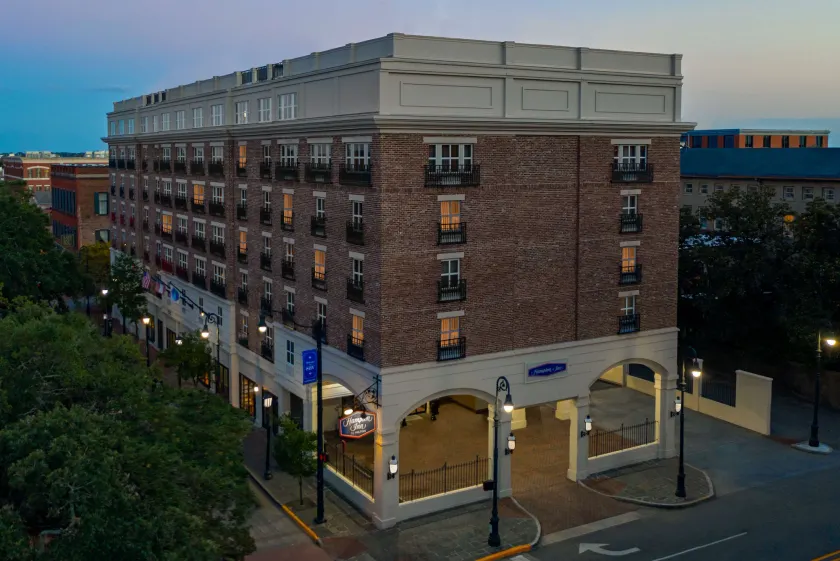 Hampton Inn Savannah-Historic District - Image 1