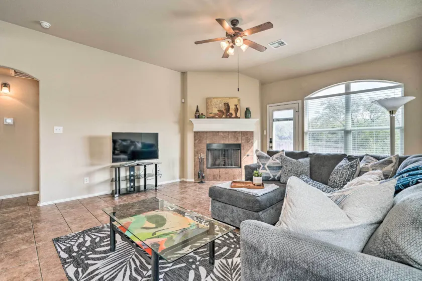San Antonio Retreat w/ Fireplace + Pool Access! - Interiør