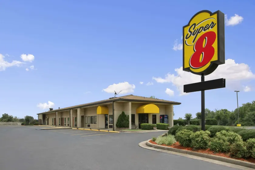 Super 8 by Wyndham Tupelo Airport - Image 1