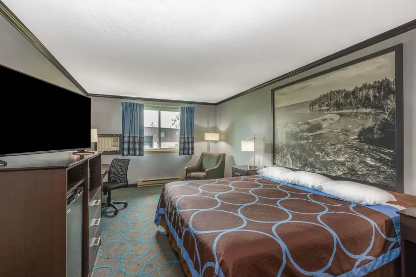 Super 8 by Wyndham Duluth - Image 1