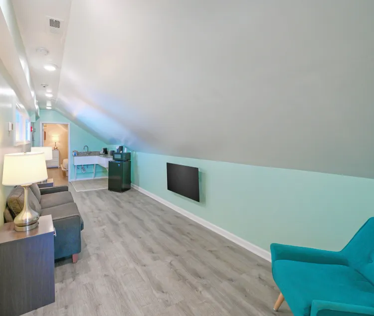 Commander Beach House Hotel - Image 1