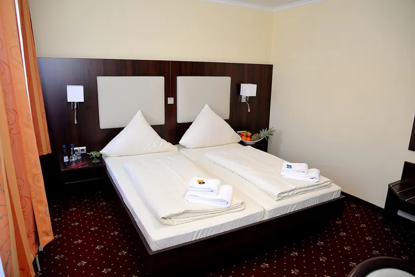 Hotel Neugrabener Hof - Image 1