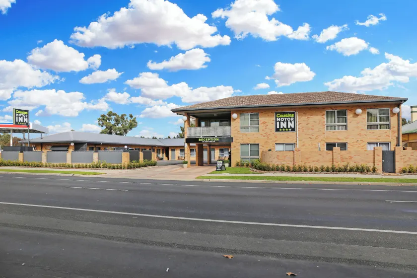 Cousins Motor Inn - Image 1