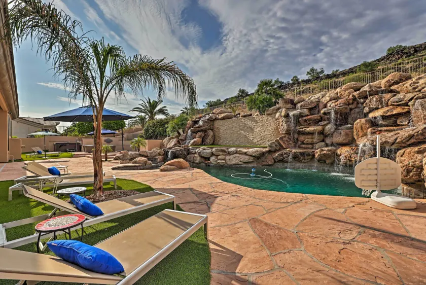 Patio, Playground! Glendale Family Gem Near Golf - Image 1