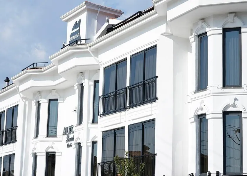 Alesta Seaside Residence - Image 1