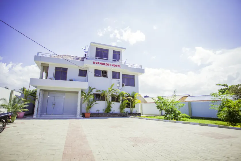 B10 Airport Lodge - Image 1