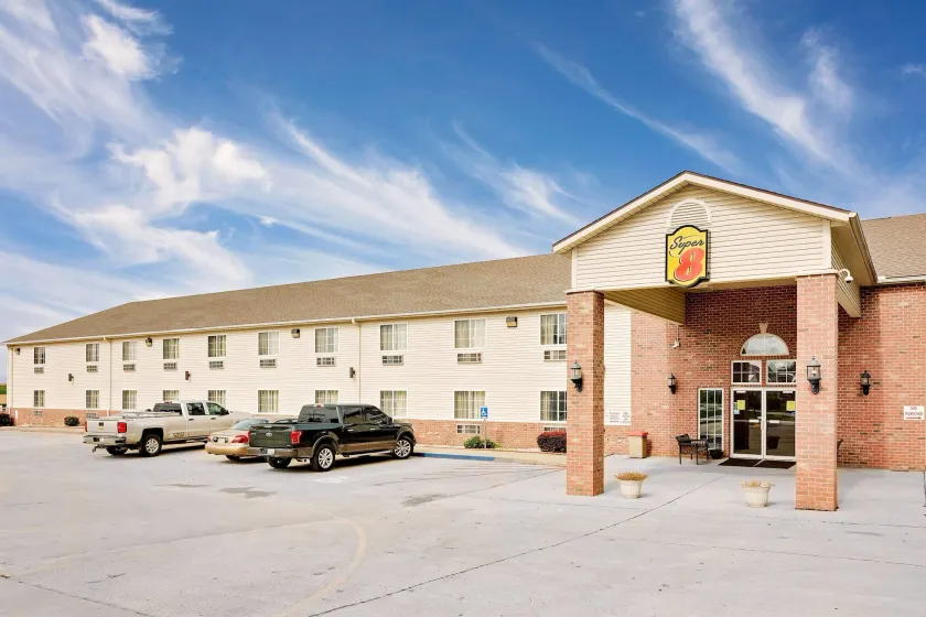 Super 8 by Wyndham Mound City - Image 1