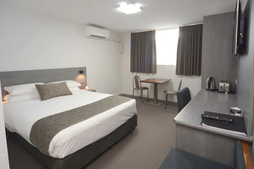 Bridge Hotel - Image 1