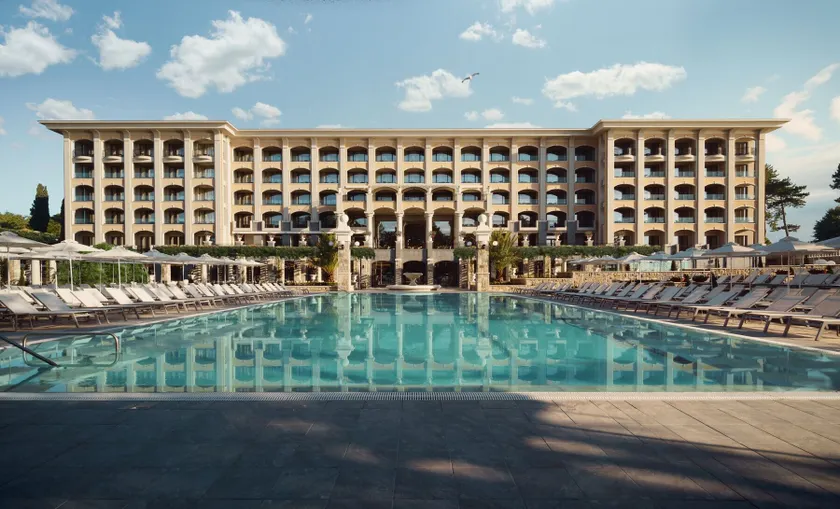 Astor Garden Hotel - Image 1