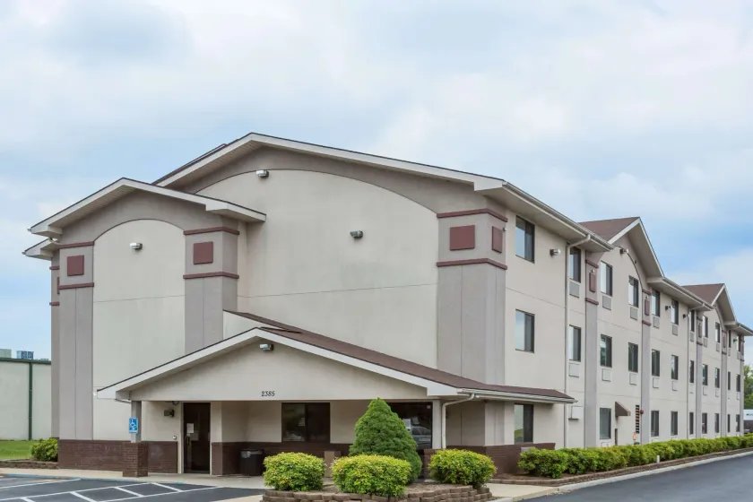Super 8 by Wyndham Danville VA - Image 1