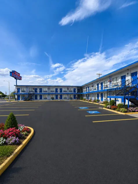Budget Inn Ontario - Image 1