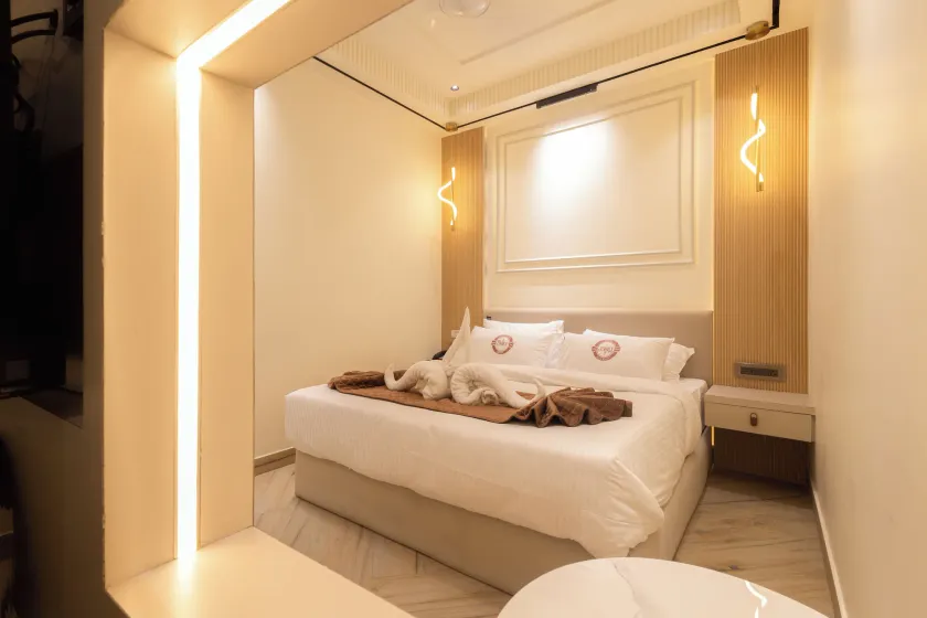 Deep Hotel - Image 1