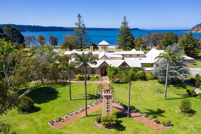 Seahorse Inn Hotel & Villas - Image 1