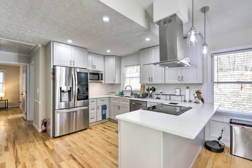 Suwanee House w/ Pool & Game Room! - Innenbereich