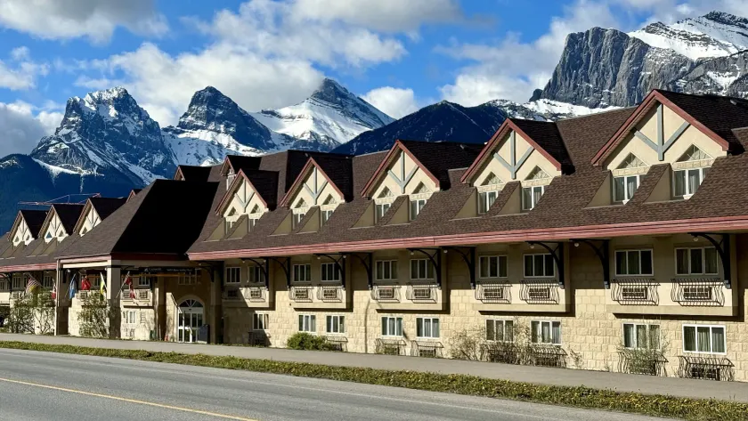 Canmore Inn & Suites - Image 1