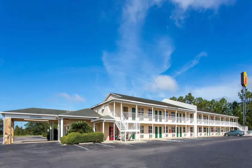 Super 8 by Wyndham Monticello - Image 1