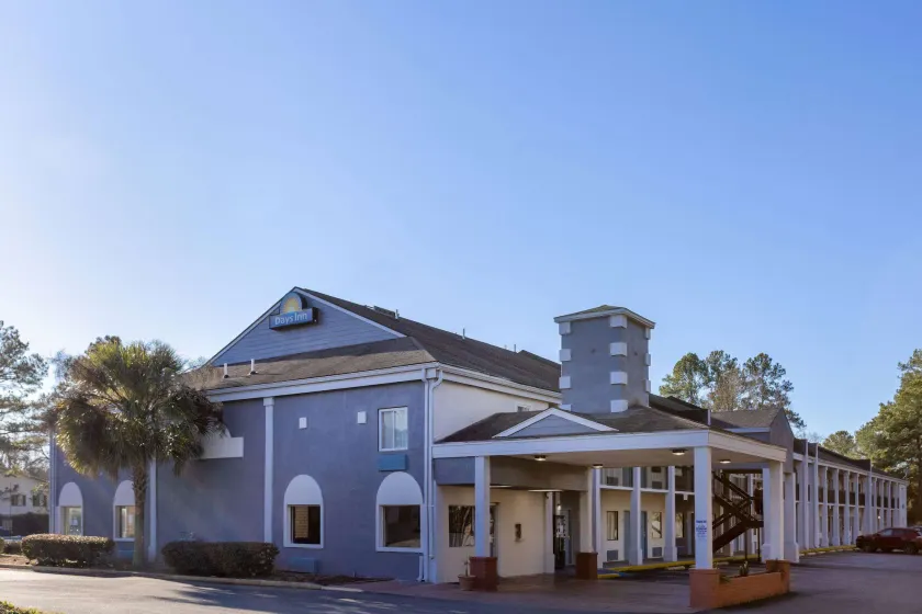 Days Inn by Wyndham Columbia - Image 1