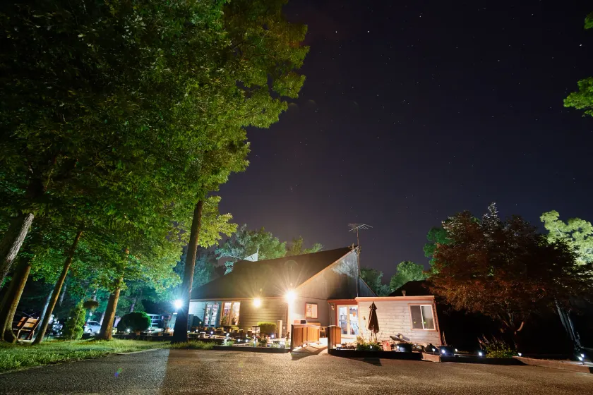 Williamsburg Camping Resort One Bedroom Cabin 6 - Image 1