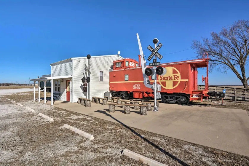Unique Joplin Gem: Converted Train Car Studio - Image 1