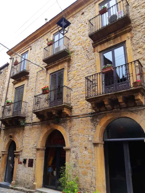 Antico Palazzo - Image 1