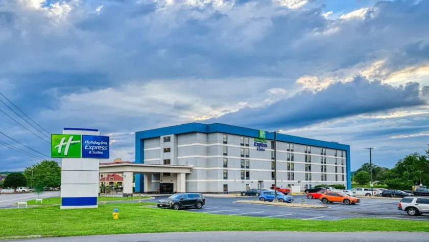 Holiday Inn Express Hotel & Suites Pigeon Forge by IHG - Image 1