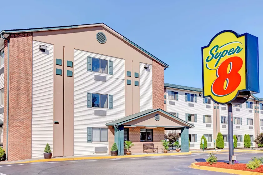 Super 8 by Wyndham Louisville Airport - Image 1